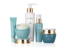 ست آبرسان و شاداب‌کننده NovAge Skinergise اوریفلیم شامل ژل شستشو، سرم، کرم دور چشم، کرم روز SPF30 و کرم شب – مخصوص پوست‌های خسته و بی‌طراوت.